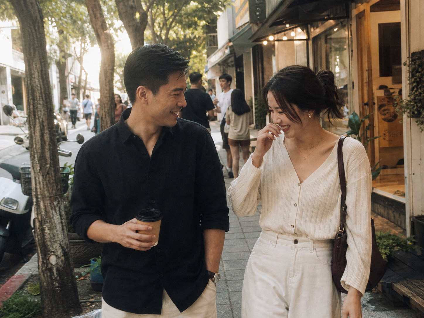 W先生與K小姐在街區散步談笑的成功案例意象照